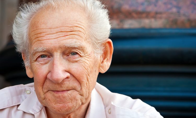 Vrolijke senior als voorbeeld van de doelgroep van Zorgmiddelpunt