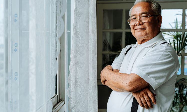 Vrolijke Aziatische migrantensenior als voorbeeld van de doelgroep van Zorgmiddelpunt