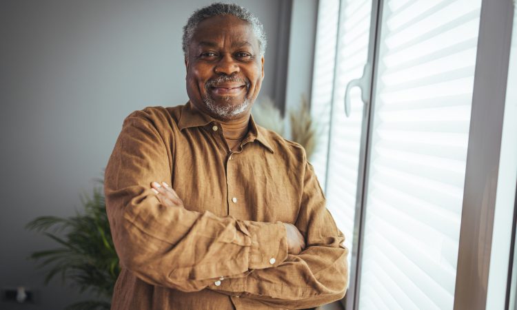 Vrolijke Afrikaanse senior als voorbeeld van de doelgroep van Zorgmiddelpunt