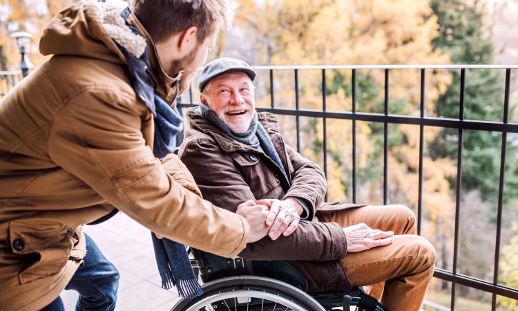 Vrolijke zorgprofessional met een vrolijke senior cliënt als voorbeeld van de diensten van Zorgmiddelpunt
