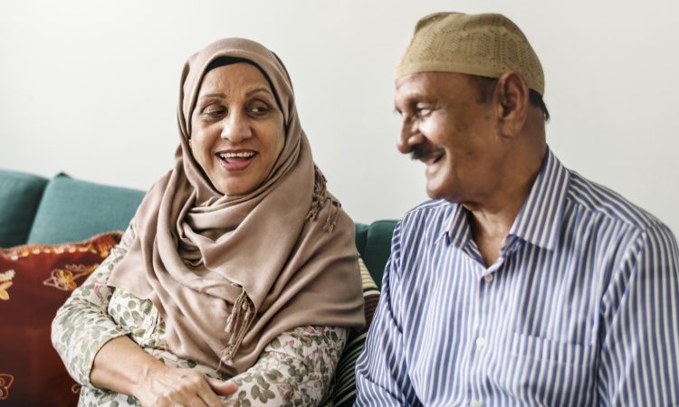 Twee vrolijke migrantenouderen als voorbeeld van de doelgroep van Zorgmiddelpunt